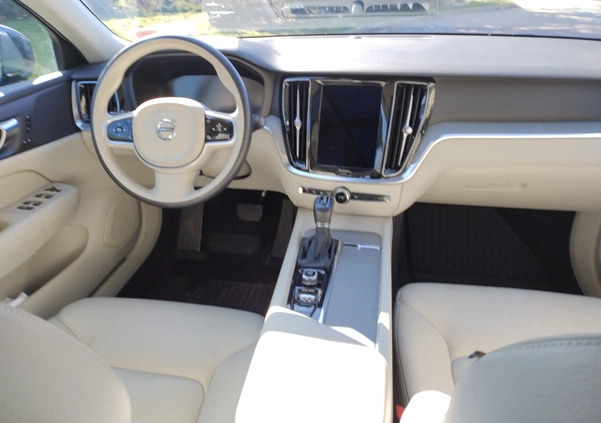 Volvo V60 Cross Country cena 149700 przebieg: 26000, rok produkcji 2021 z Margonin małe 277